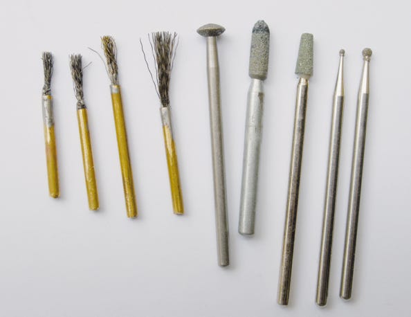 Mit diesen Werkzeugen wurden Spezieleffekte direkt ins 35mm Kinofilmmaterial gekratzt, zum Beispiel Rauch und Wasser.