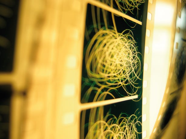 35mm Kinofilm Muster eines Spezialeffektes Meeressturms, direkt ins Material gekratzt.