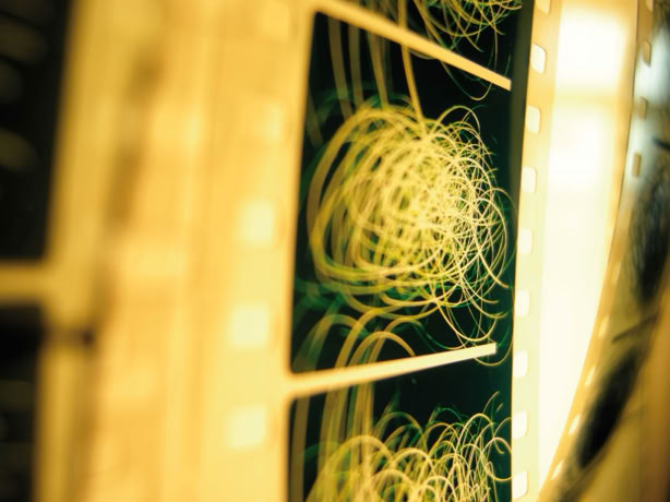 35mm Kinofilm Muster eines Spezialeffektes Meeressturms, direkt ins Material gekratzt.