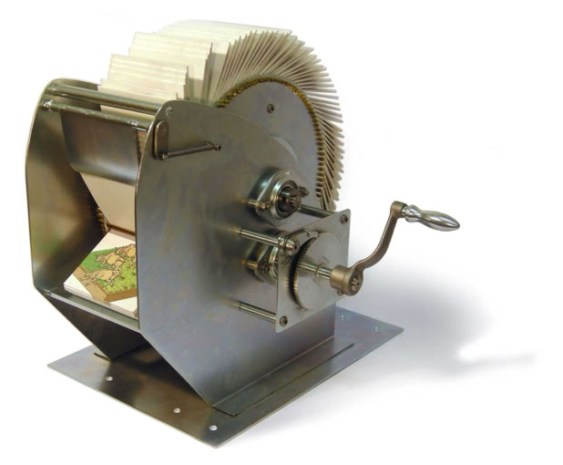 Mit Kurbelantrieb zeigt dieses Mutoskop oder Bilderwältzer einen Film von ca. 15 Sekunden Dauer. Planung und Produktion: Basil Vogt Trickbüro Zürich. Metallarbeiten: Kornel Vogt Metallbauwerkstatt Basel
