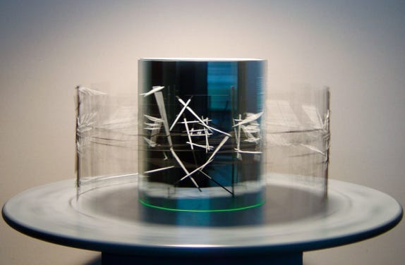 Dieses Praxinoskop wurde speziell für die Ausstellung "Trickraum - Space Tricks" für das Museum für Gestaltung in Zürich gebaut. Eine Zylinder aus zusammengefügten Metallstäben entwickelt mit dem Drehen und in Bewegung versetzen eine eindrückliche Raumtiefe. Basil Vogt, Trickbüro Animationsfilmproduktion Zürich