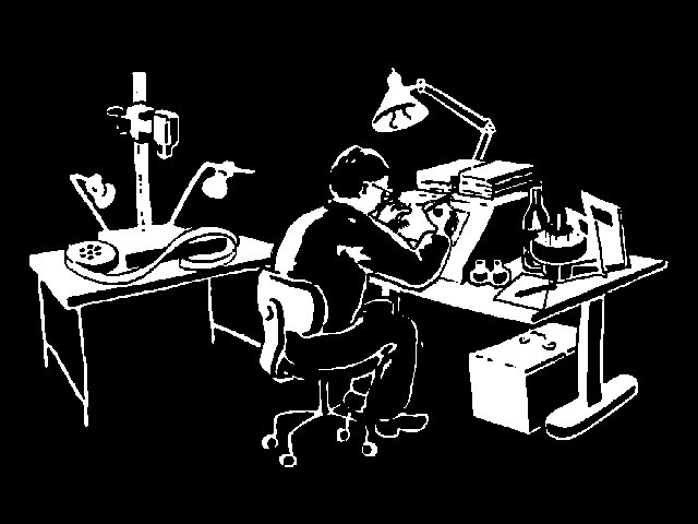 Arbeitstisch im Trickbüro Atelier mit Objekten, Kamera, Bürolampe, Zeichentrickfilm Leuchtpult, Weinflasche, Filmrolle