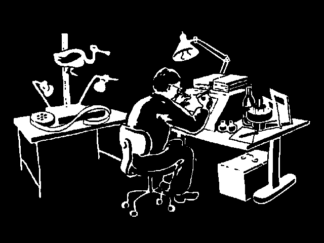 Arbeitstisch im Trickbüro Atelier mit Objekten, Kamera, Bürolampe, Zeichentrickfilm Leuchtpult, Weinflasche, Filmrolle