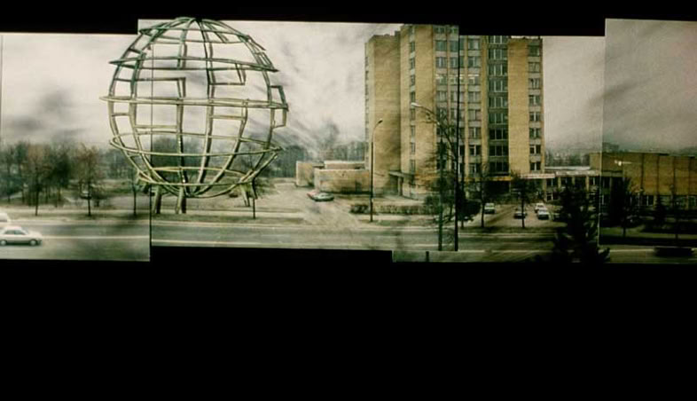 Wohnblock und Weltkugel Kinderspielplatz Objekt Vilnius 1996. Cut out animation aufgenommen in Krakau Polen. Der Animationsfilm Nordost wurde durch das Trickbüro Zürich produziert und hergestellt.