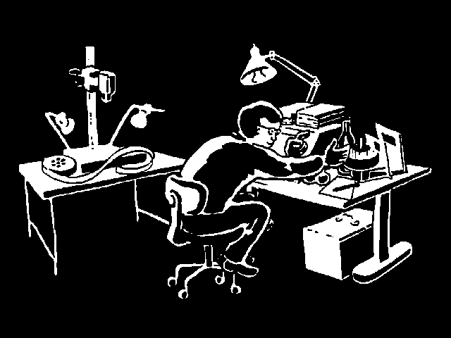 Arbeitstisch im Trickbüro Atelier mit Objekten, Kamera, Bürolampe, Zeichentrickfilm Leuchtpult, Weinflasche, Filmrolle