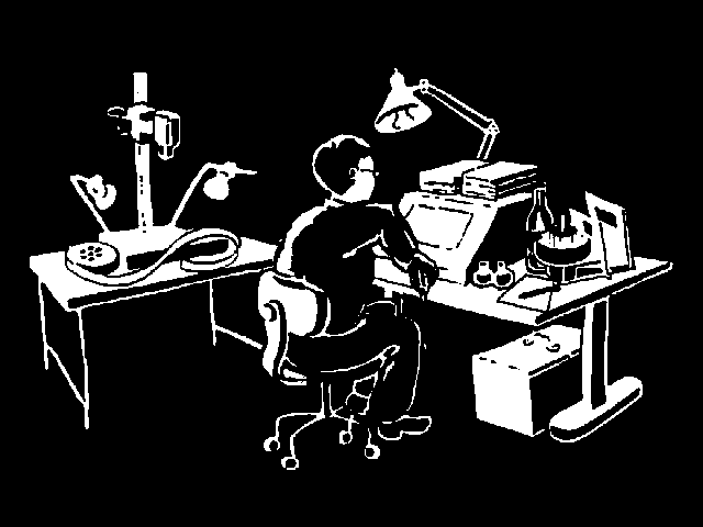 Arbeitstisch im Trickbüro Atelier mit Objekten, Kamera, Bürolampe, Zeichentrickfilm Leuchtpult, Weinflasche, Filmrolle
