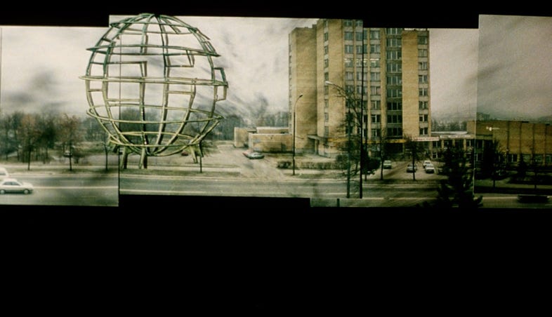 Wohnblock und Weltkugel Kinderspielplatz Objekt Vilnius 1996. Cut out animation aufgenommen in Krakau Polen. Der Animationsfilm Nordost wurde durch das Trickbüro Zürich produziert und hergestellt.
